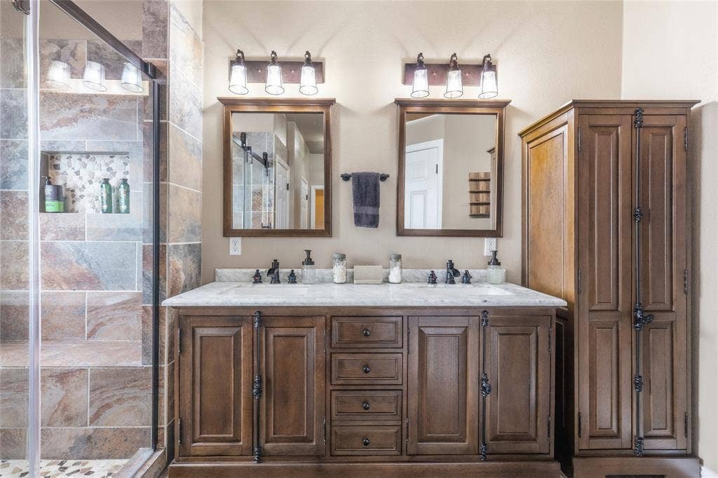 1308 Madeline Street, Commerce, TX 75428 Beautiful finishes and updates
