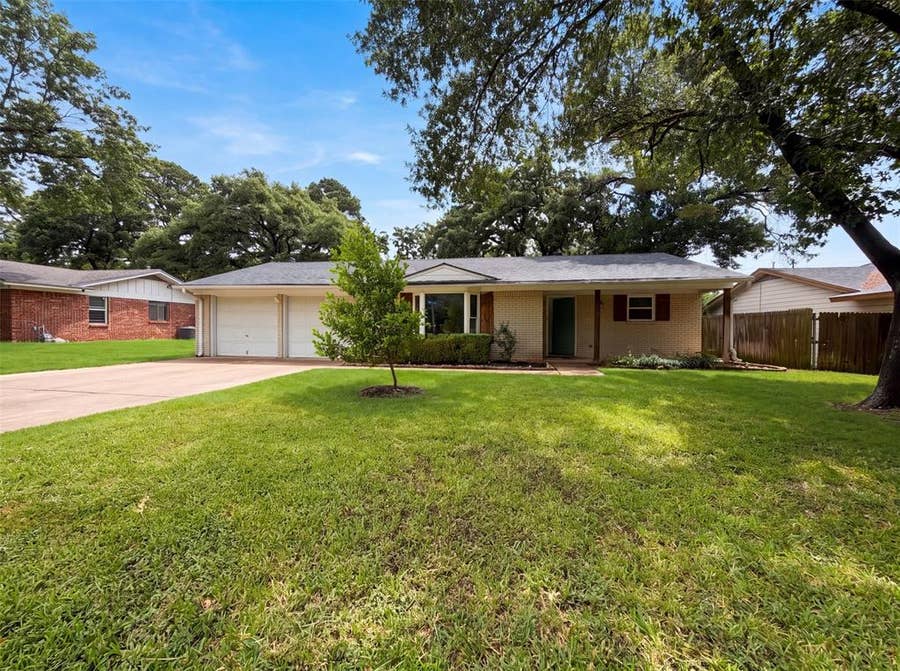 Property photo for 1805 Brookview Drive, Arlington, TX