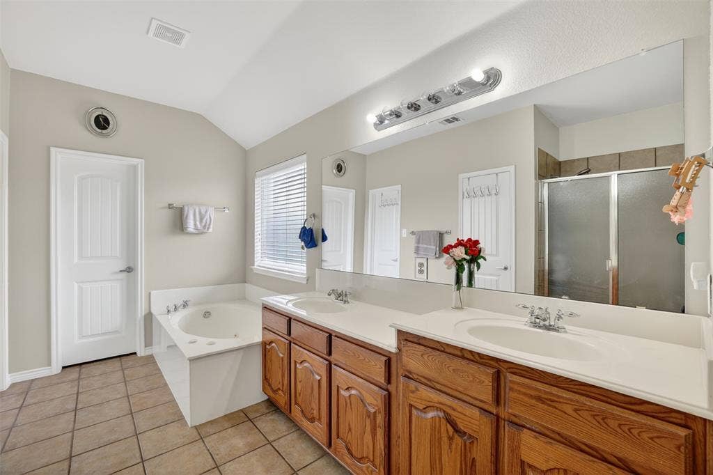 3002 Silver Springs Way, Rowlett, TX 75089 Garden Tub, Separate Shower, Separate Como.