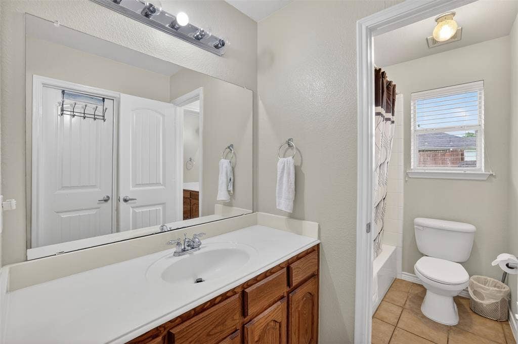 3002 Silver Springs Way, Rowlett, TX 75089 Jack & Jill Bath, Separate Sink.