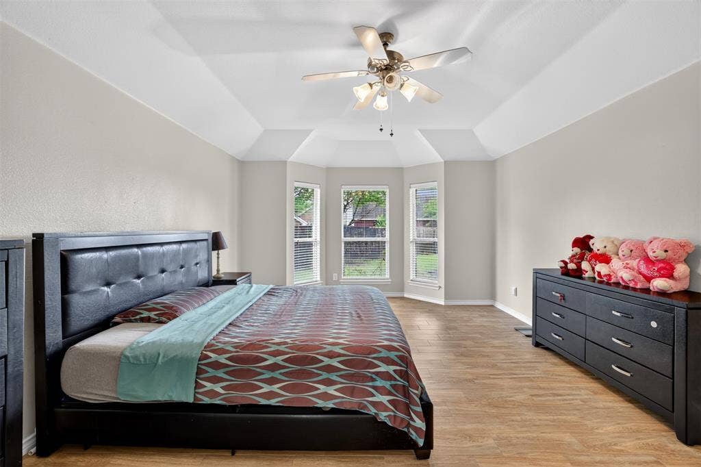 3002 Silver Springs Way, Rowlett, TX 75089 Vaulted Ceiling, Ceiling Fan(s), Bay Windows.