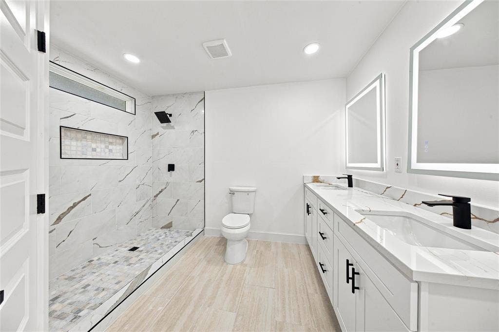 Dual vanity with integrated sinks and black matte fixtures