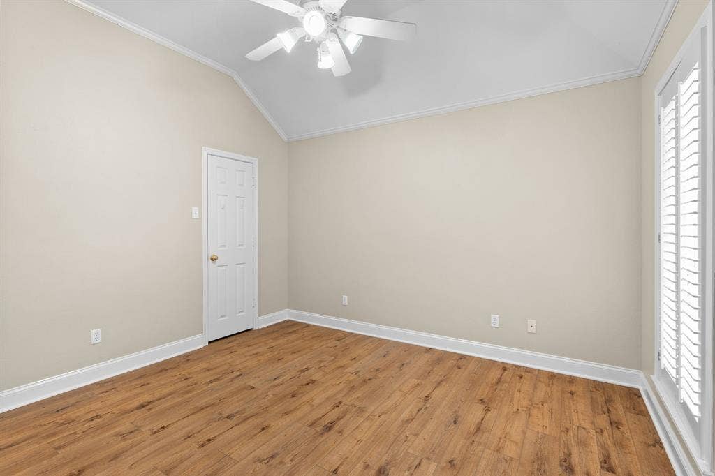 367 Elm Grove Circle, Waco, TX 76657 Vaulted ceiling with a white ceiling fan, wood-finish flooring, and crown molding