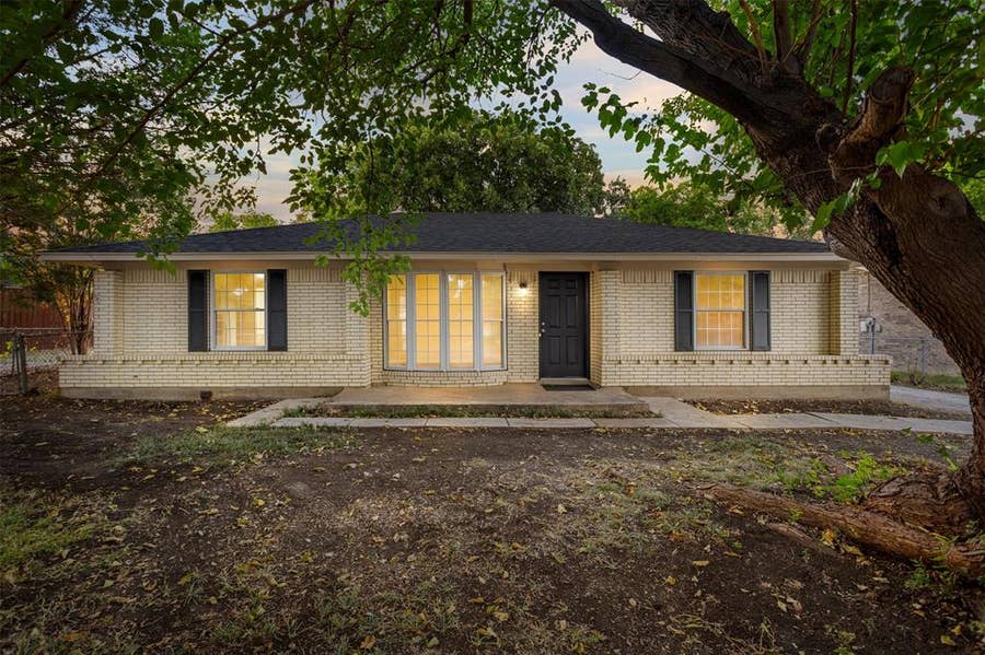 Property photo for 509 E Williamsburg Manor, Arlington, TX