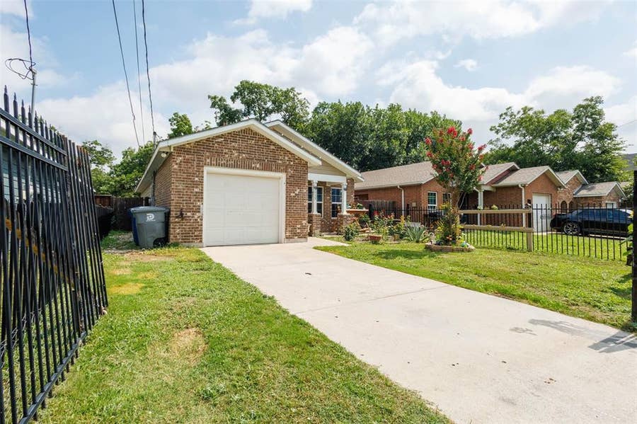 Property photo for 1735 Mcbroom Street, Dallas, TX