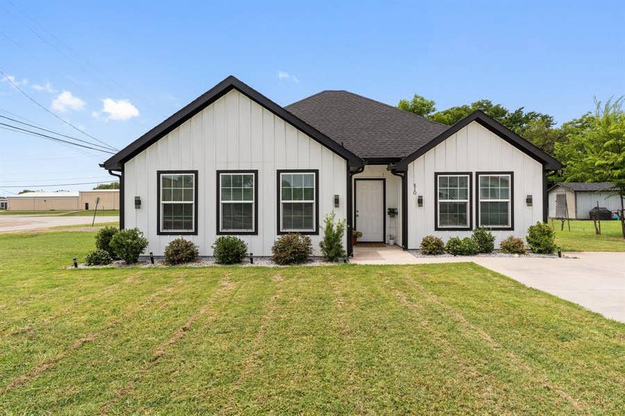 Property photo for 810 S MAIN Street, Kemp, TX