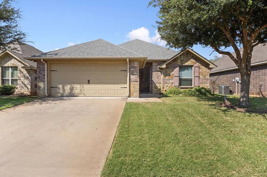 Property photo for 1411 Lauren Lane, Granbury, TX