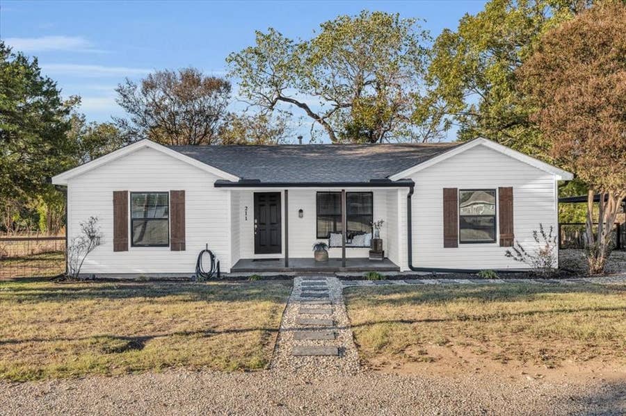 Property photo for 211 W Stegall Drive, Robinson, TX