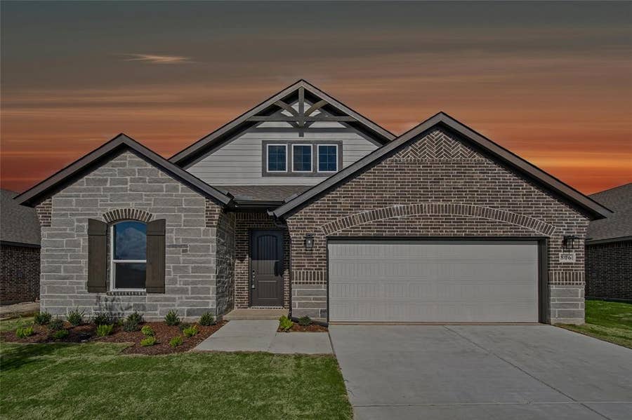 Property photo for 806 Silverleaf Drive, Ennis, TX