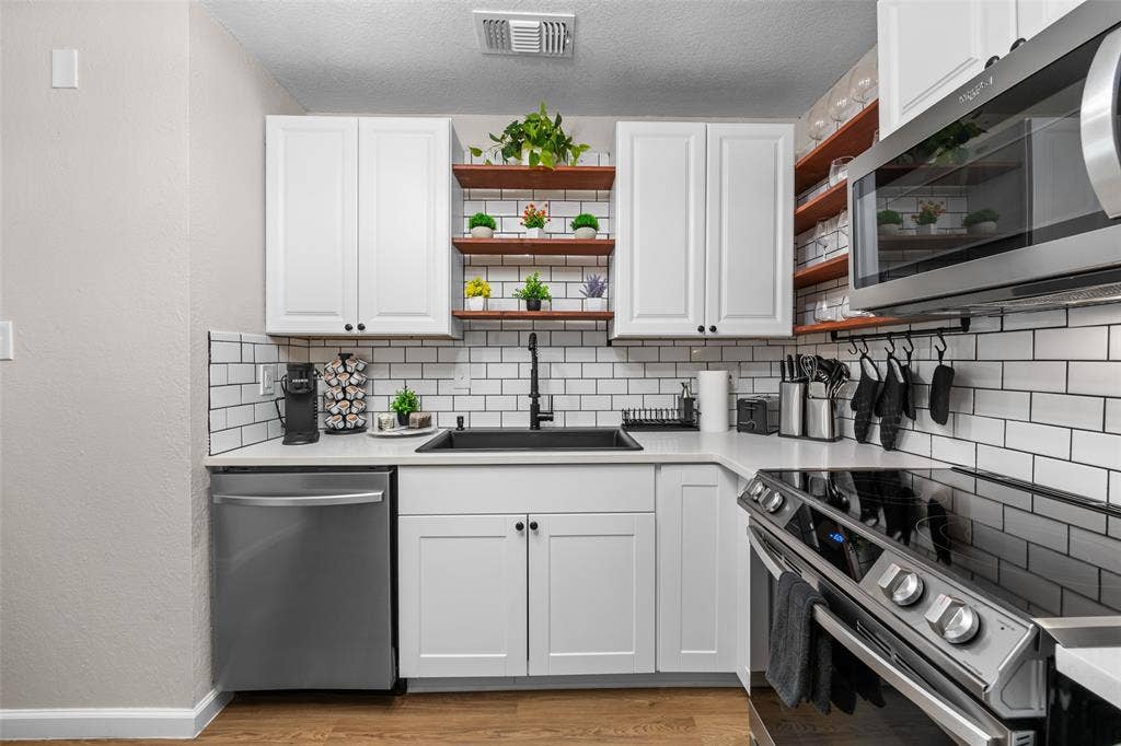 1712 Crest Point Drive, Arlington, TX 76012 1712 Crest Point Drive, Arlington, TX 76012