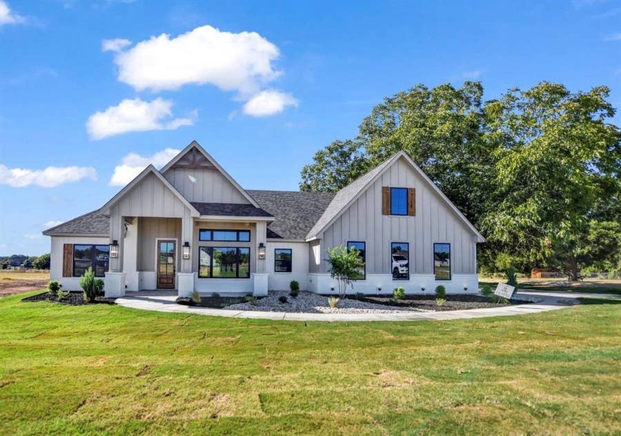 Property photo for 1016 Arbor Vista Drive, Azle, TX