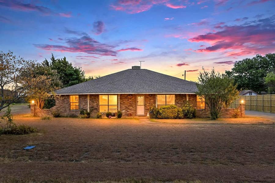 Property photo for 514 Sunflower Street, Red Oak, TX