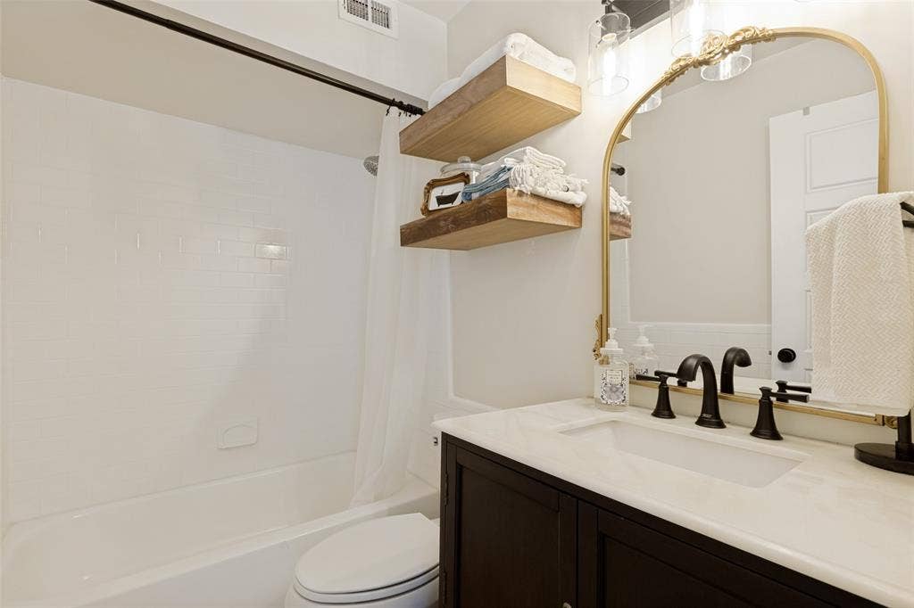 5938 Sandhurst Lane, #104, Dallas, TX 75206 Bathroom #2