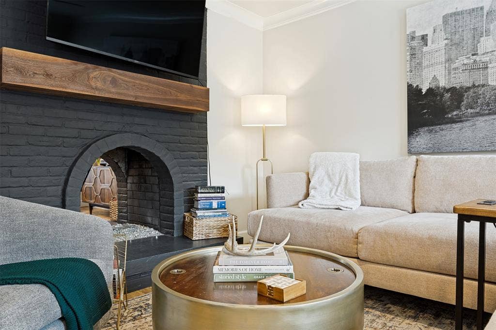 5938 Sandhurst Lane, #104, Dallas, TX 75206 Custom White Oak Mantel
