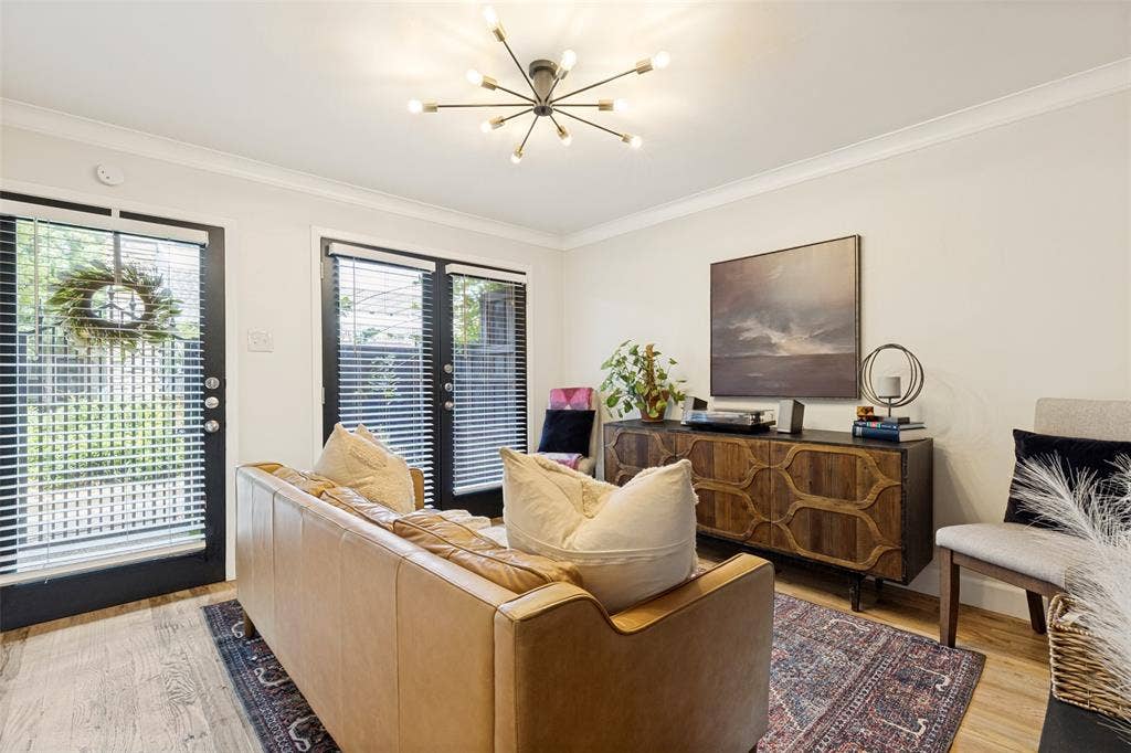 5938 Sandhurst Lane, #104, Dallas, TX 75206 Ample Natural Light
