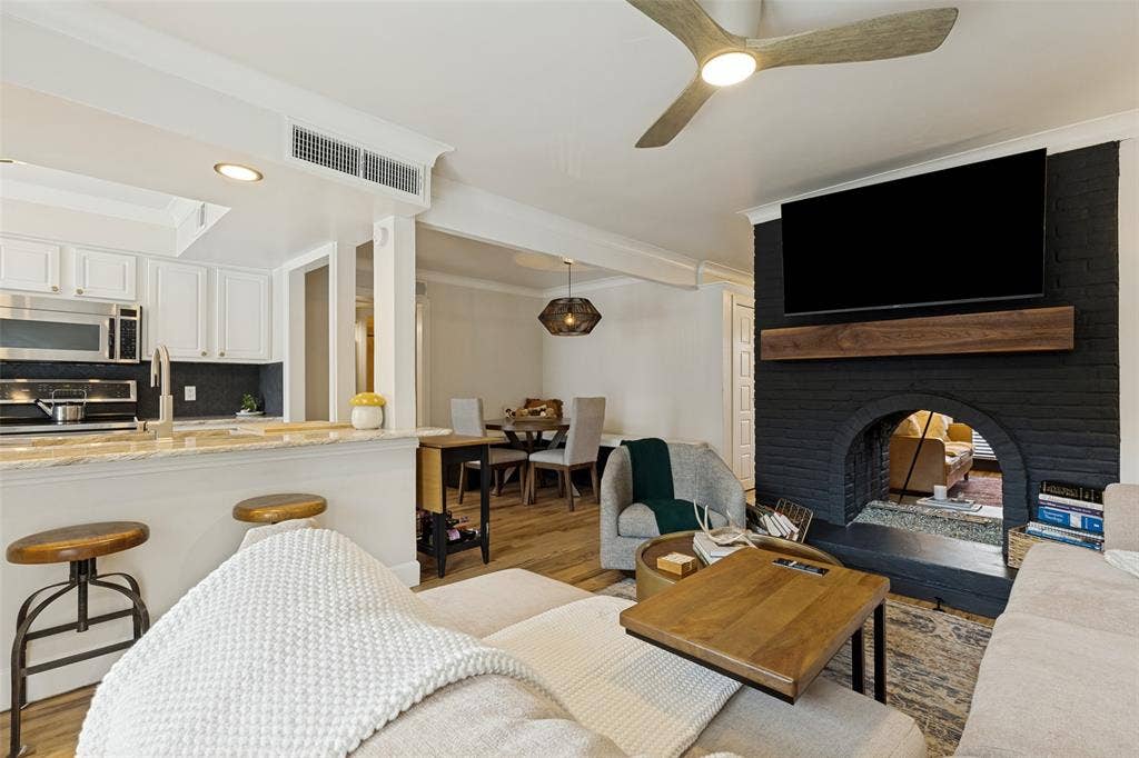 5938 Sandhurst Lane, #104, Dallas, TX 75206 View From Living toward Bedrooms