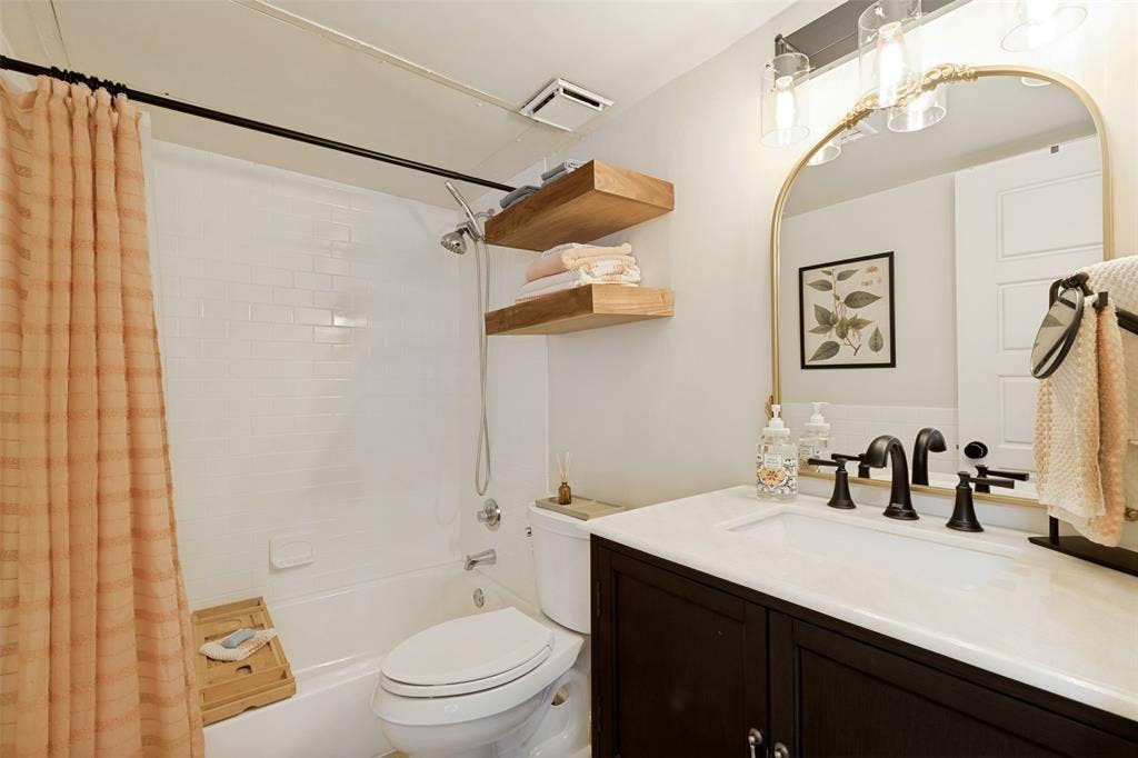 5938 Sandhurst Lane, #104, Dallas, TX 75206 Bathroom #1
