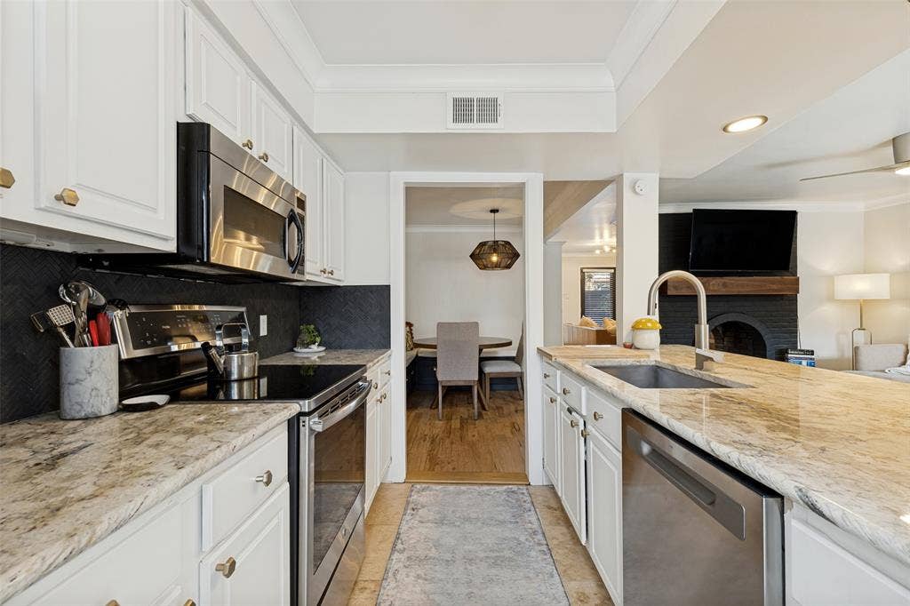 5938 Sandhurst Lane, #104, Dallas, TX 75206 Stainless Steel Appliances