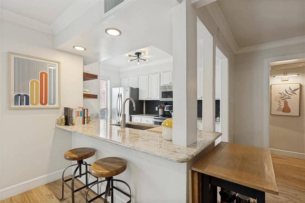 5938 Sandhurst Lane, #104, Dallas, TX 75206 Eat In Kitchen