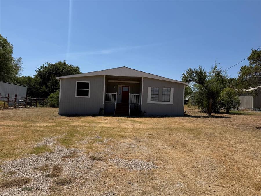 Property photo for 715 Comanche Cove Drive, Granbury, TX