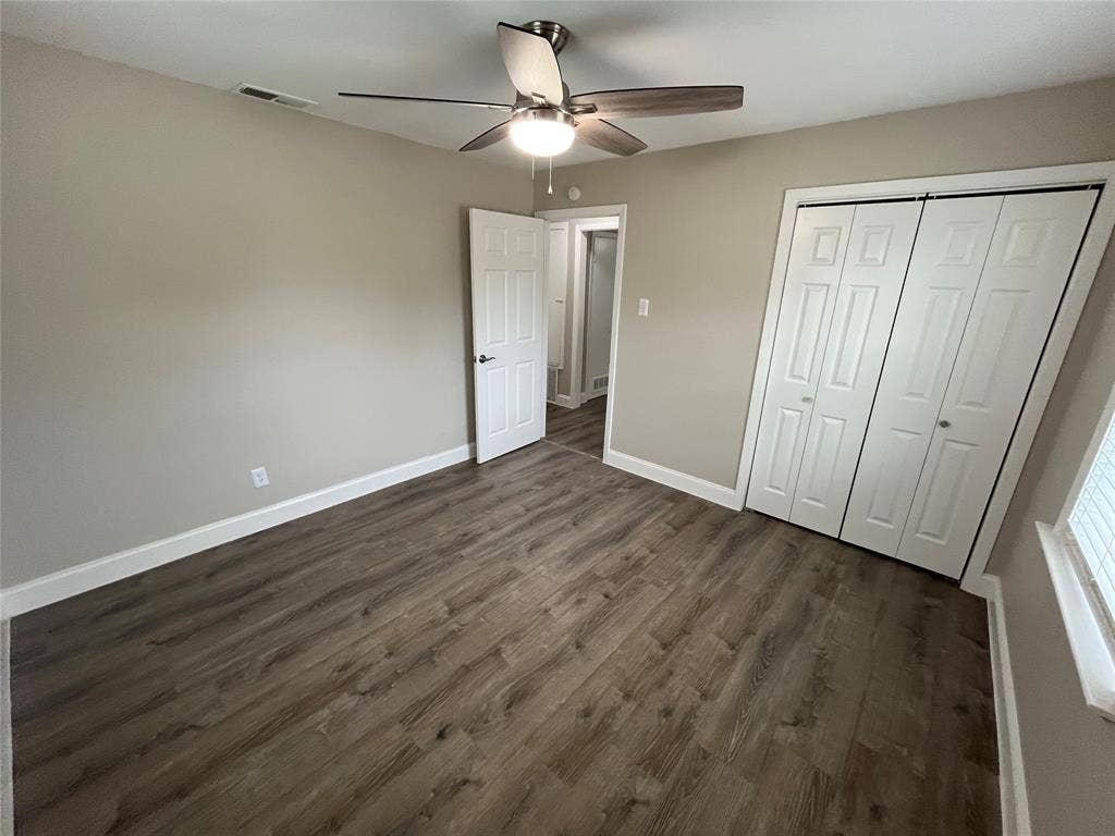 820 E Edith Street, Irving, TX 75061 Wood-finish flooring, ceiling fan with integrated lighting, neutral wall tones, and white trim