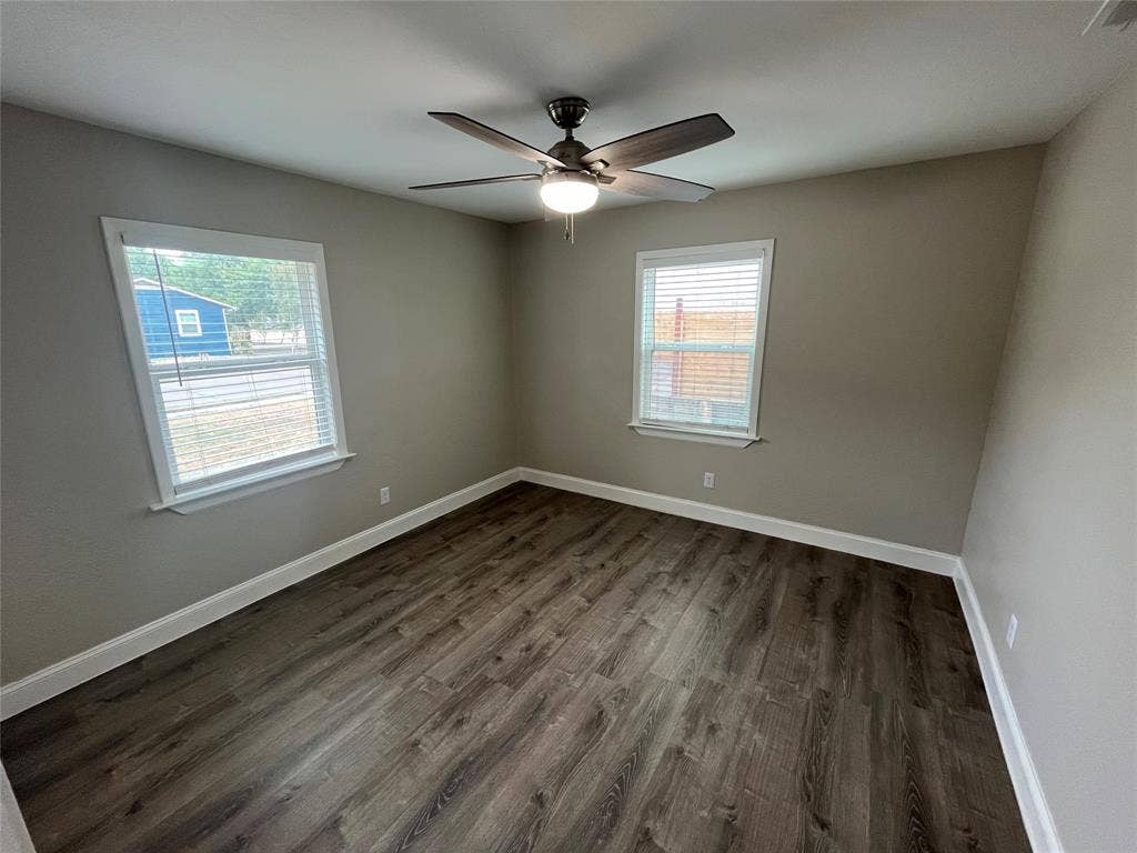 820 E Edith Street, Irving, TX 75061 820 E Edith Street, Irving, TX 75061
