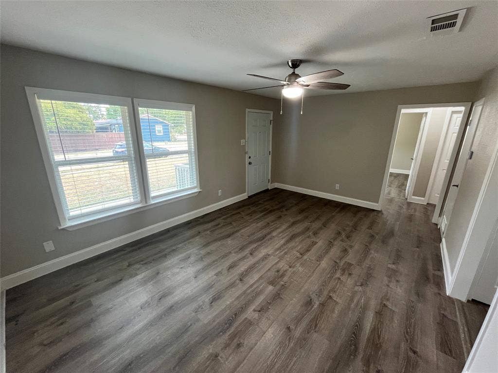 820 E Edith Street, Irving, TX 75061 820 E Edith Street, Irving, TX 75061