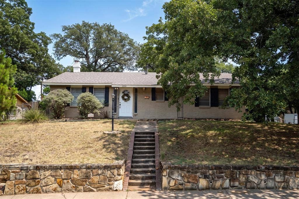 1006 N Lucas Drive, Grapevine, TX 76051 1006 N Lucas Drive, Grapevine, TX 76051