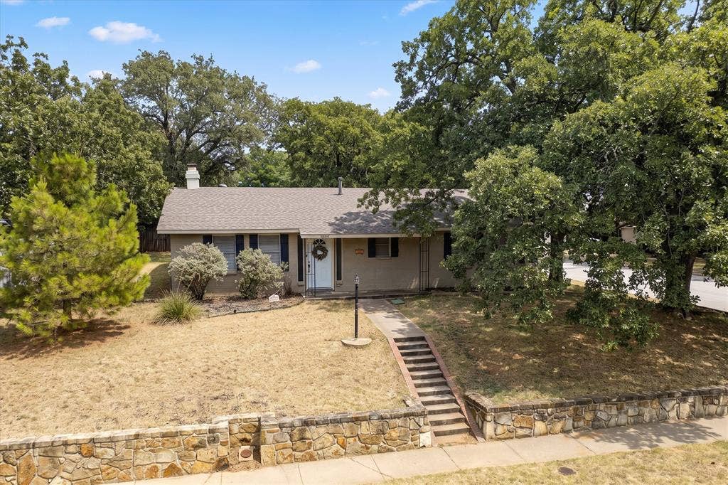 1006 N Lucas Drive, Grapevine, TX 76051 1006 N Lucas Drive, Grapevine, TX 76051