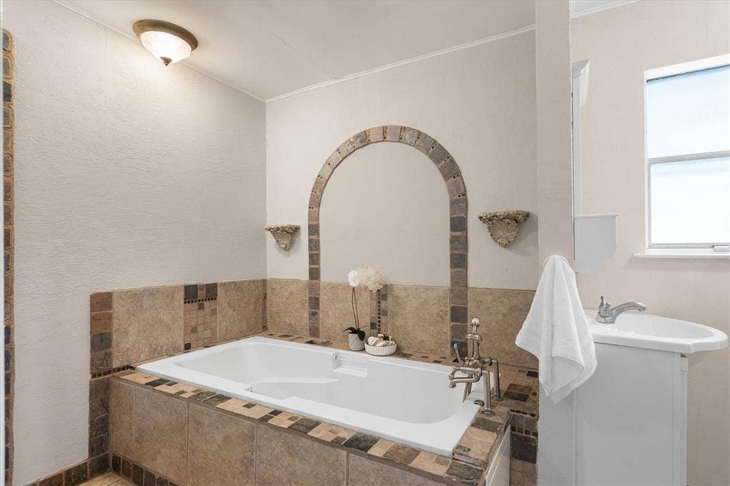 1006 N Lucas Drive, Grapevine, TX 76051 1006 N Lucas Drive, Grapevine, TX 76051