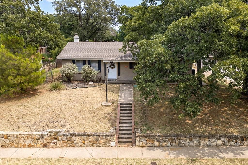 1006 N Lucas Drive, Grapevine, TX 76051 1006 N Lucas Drive, Grapevine, TX 76051