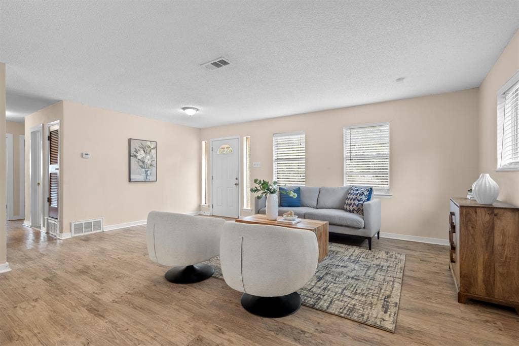 1006 N Lucas Drive, Grapevine, TX 76051 1006 N Lucas Drive, Grapevine, TX 76051