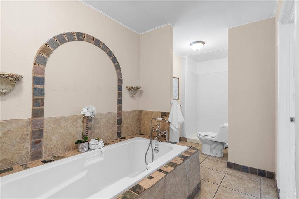 1006 N Lucas Drive, Grapevine, TX 76051 1006 N Lucas Drive, Grapevine, TX 76051