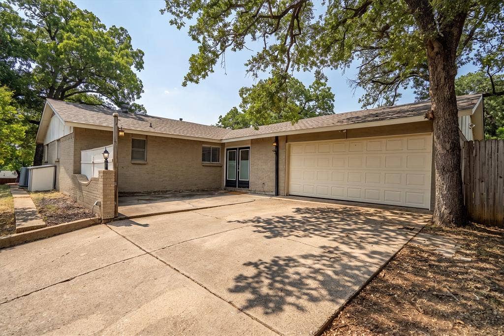 1006 N Lucas Drive, Grapevine, TX 76051 1006 N Lucas Drive, Grapevine, TX 76051