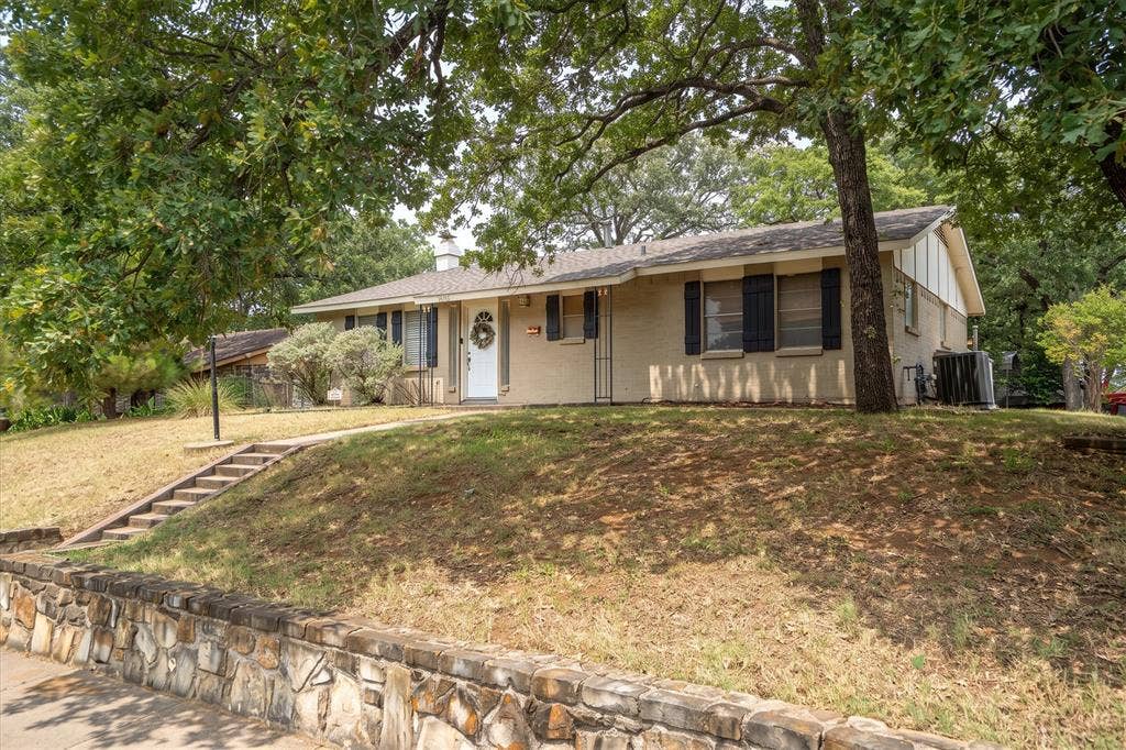 1006 N Lucas Drive, Grapevine, TX 76051 1006 N Lucas Drive, Grapevine, TX 76051