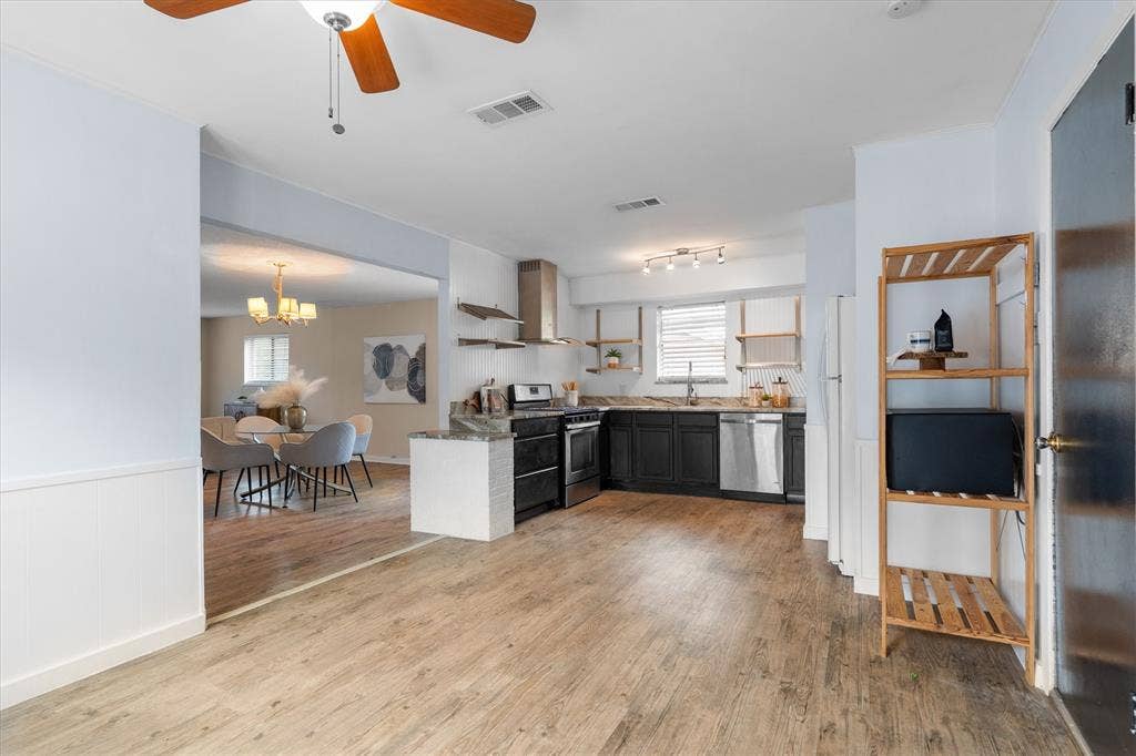 1006 N Lucas Drive, Grapevine, TX 76051 1006 N Lucas Drive, Grapevine, TX 76051