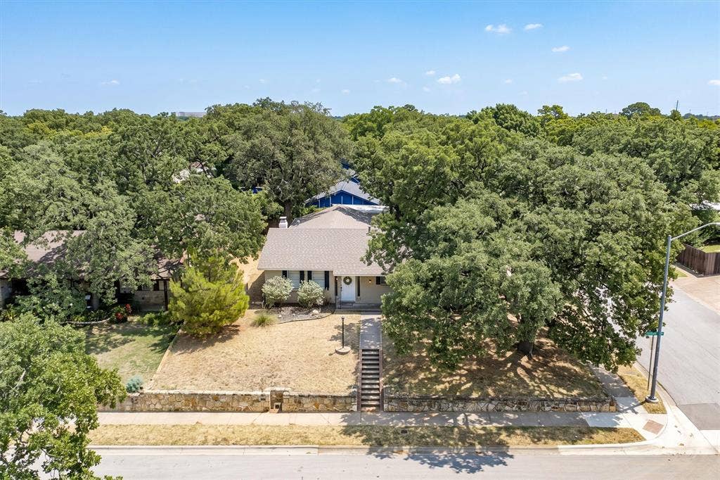 1006 N Lucas Drive, Grapevine, TX 76051 1006 N Lucas Drive, Grapevine, TX 76051