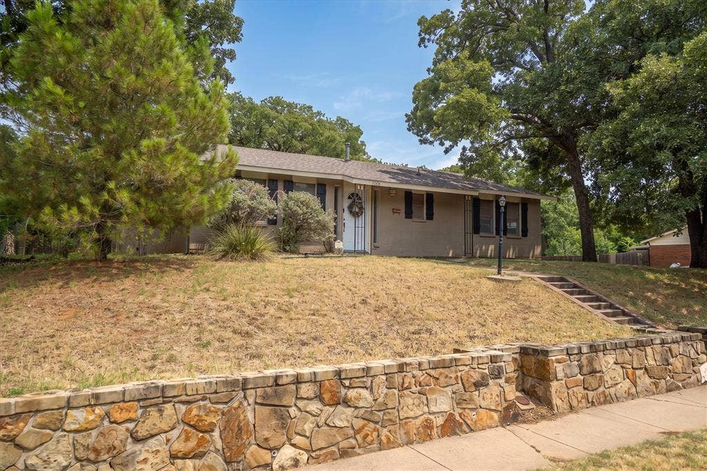 1006 N Lucas Drive, Grapevine, TX 76051 1006 N Lucas Drive, Grapevine, TX 76051