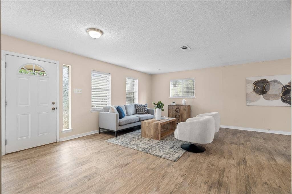 1006 N Lucas Drive, Grapevine, TX 76051 1006 N Lucas Drive, Grapevine, TX 76051