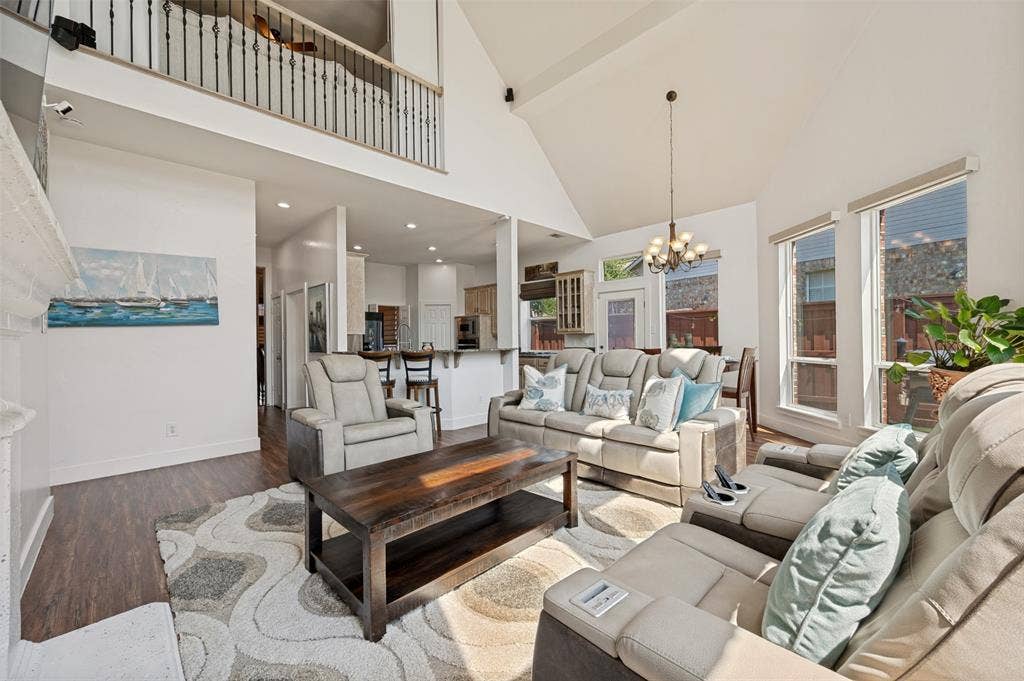 8524 Wellington Point Drive, Irving, TX 75063 Open light filled floor plan