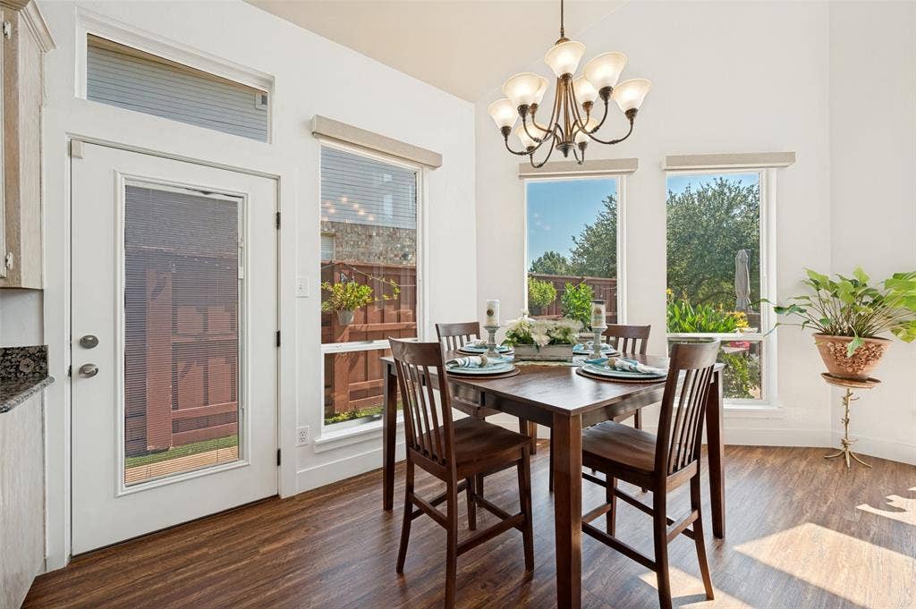 8524 Wellington Point Drive, Irving, TX 75063 Breakfast area
