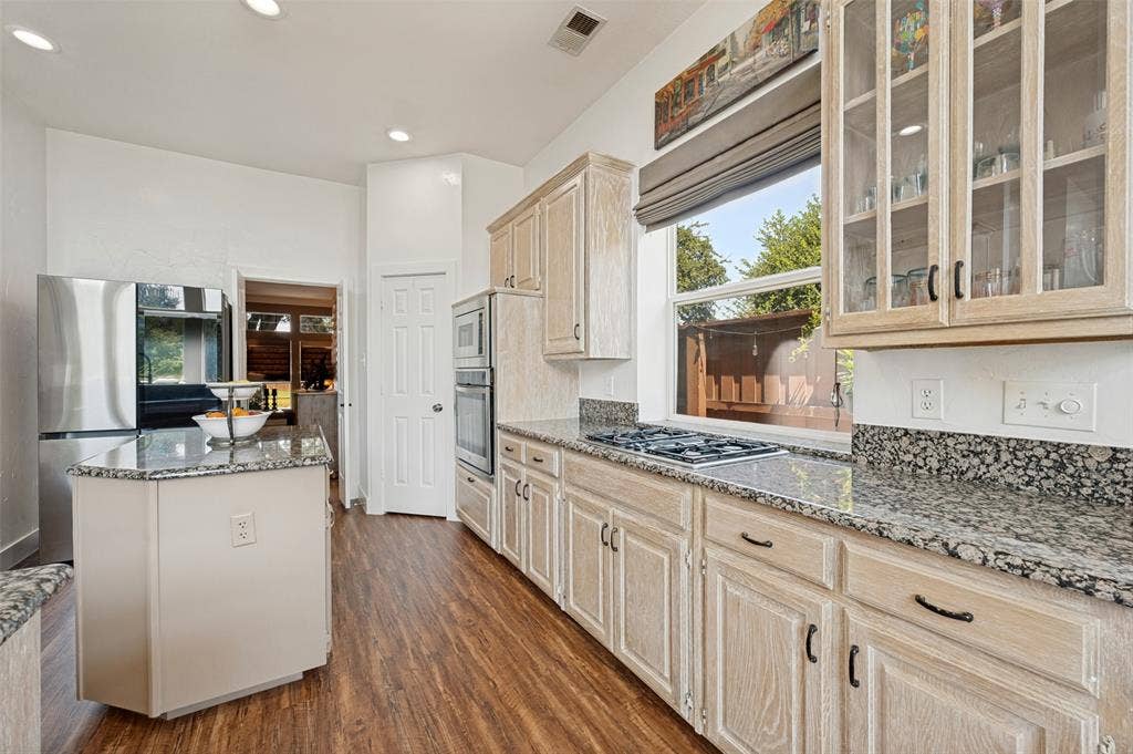 8524 Wellington Point Drive, Irving, TX 75063 Gas cooktop