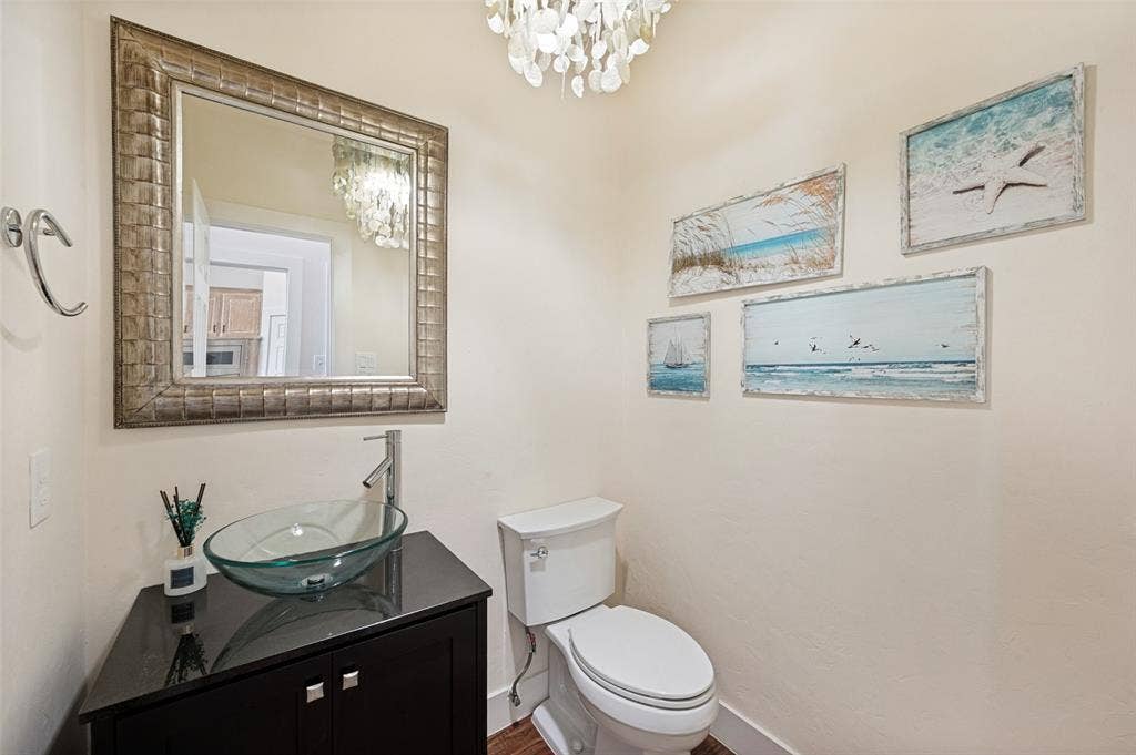 8524 Wellington Point Drive, Irving, TX 75063 Powder bath