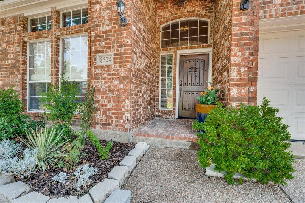 8524 Wellington Point Drive, Irving, TX 75063 Covered front porch and entry