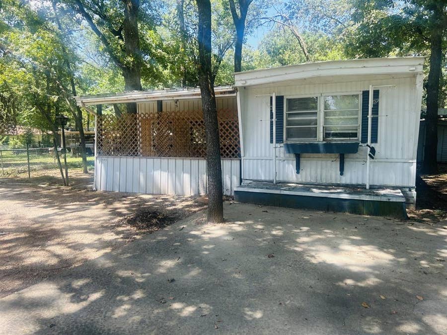 Property photo for 305 Live Oak Lane, Mabank, TX