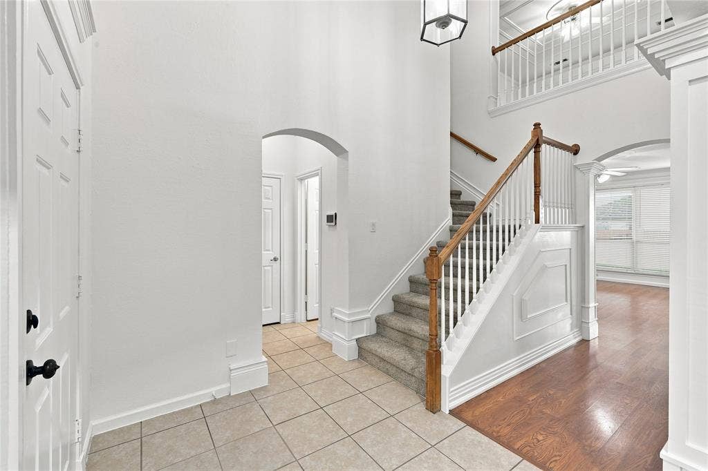 6427 Miranda Drive, Fort Worth, TX 76131 Vaulted ceilings