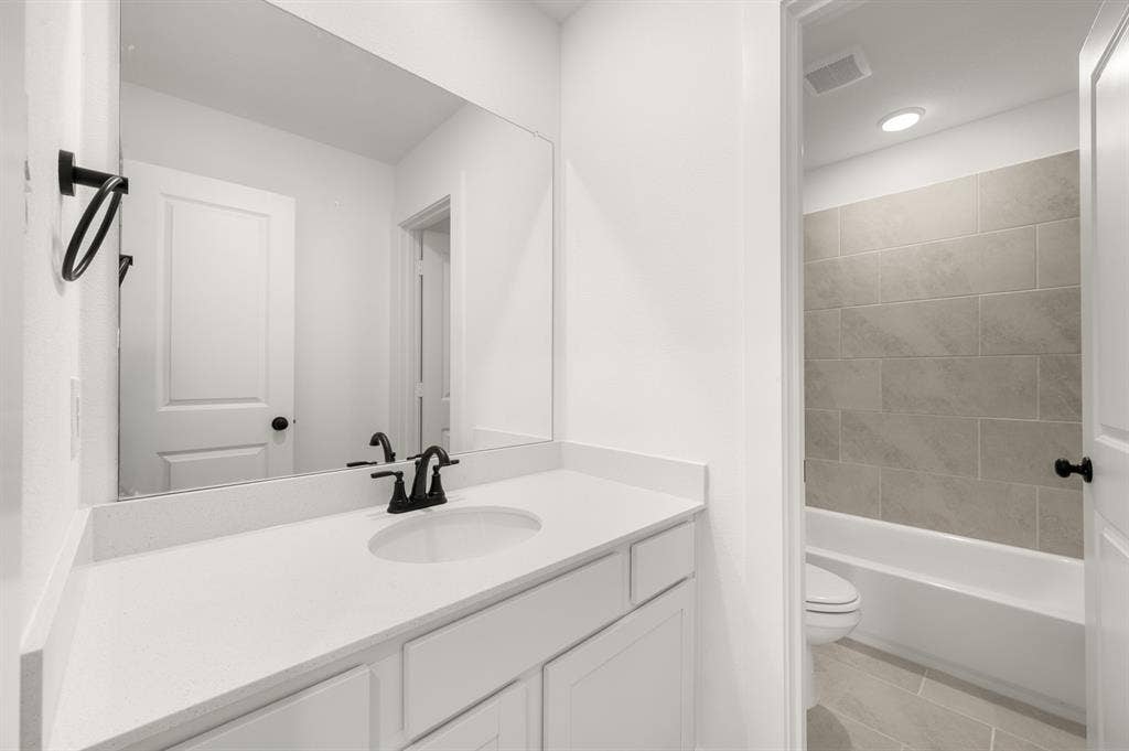304 Sequoia- Bathroom'-2.jpg