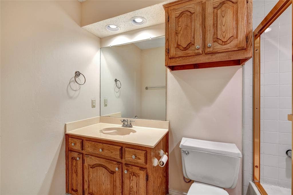 8241 Christie Drive, Frisco, TX 75033 8241 Christie Drive, Frisco, TX 75033