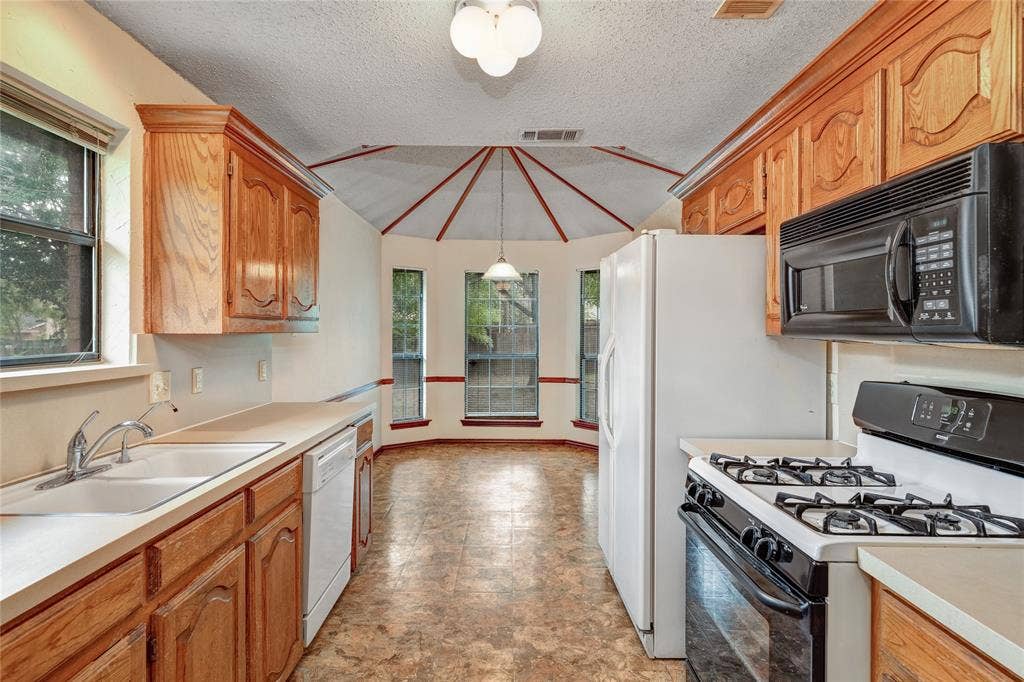 8241 Christie Drive, Frisco, TX 75033 8241 Christie Drive, Frisco, TX 75033