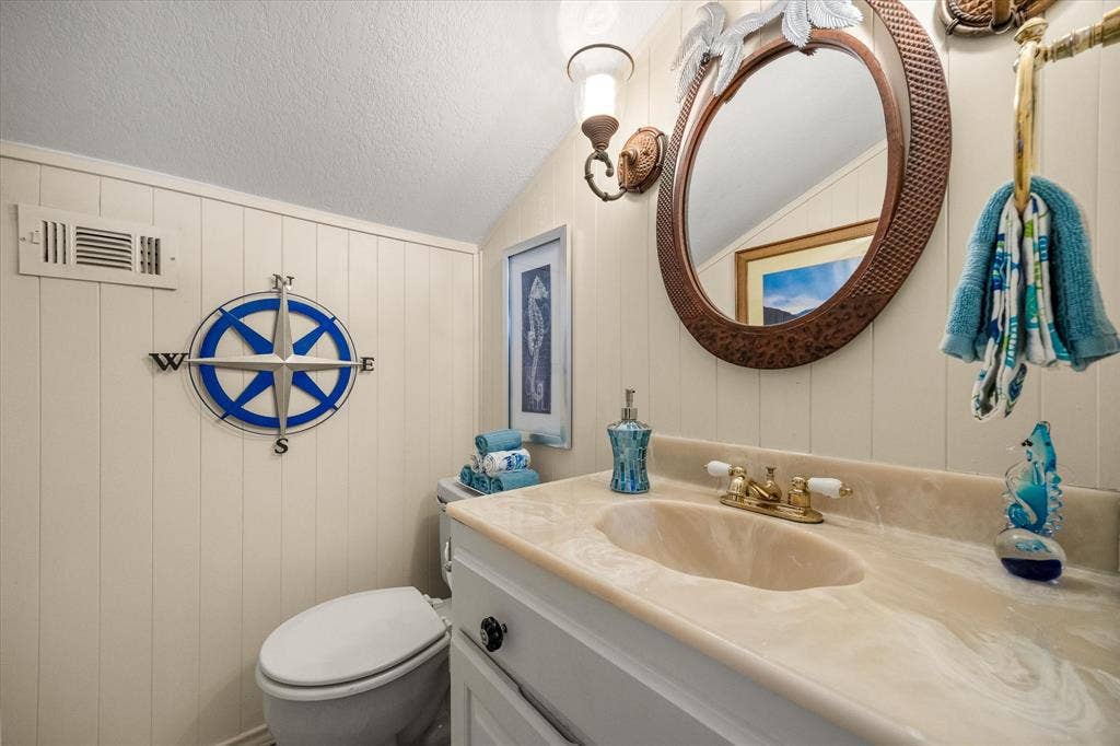 6606 Carol Court, Granbury, TX 76048 Half bath upstairs